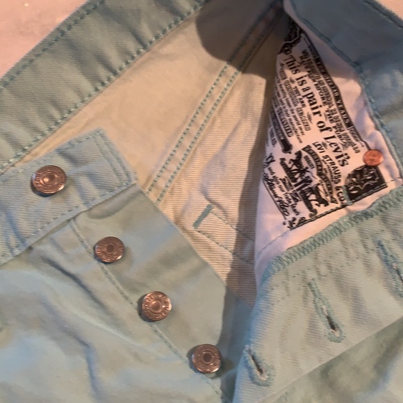 Women’s Levi shorts - Picture 3 of 4